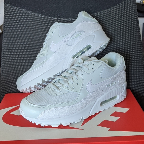 BNIB Nike Wmn's Air Max 90 - Sz 8 - Picture 3 of 9